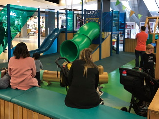 子どもを遊ばせることができる、プレイ・ランドには遊具が配置されている