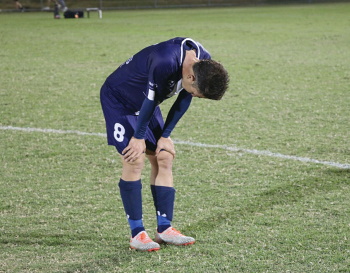 試合直後、この姿勢のまましばらく動かずにいた伊藤の脳裏には何がよぎったのだろうか(筆者撮影)