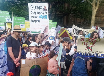 9月8日、シドニー市内のNSW州議会前の路上を行進する参加者