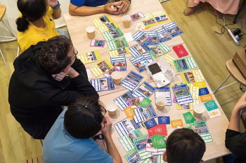 カード・ゲーム「2030 SDGs」を使ったワークショップは日本でも好評を博した