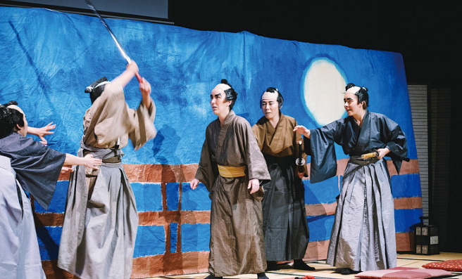歌舞伎の舞台に立つ留学生ら(Photo: Luke Vertessy)