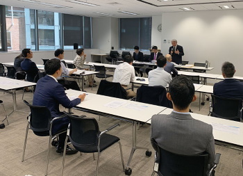 講演で説明する諏訪園審議官(中央奥)