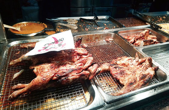 焼き上がったチキンが次々と運ばれてくる(MAP①)