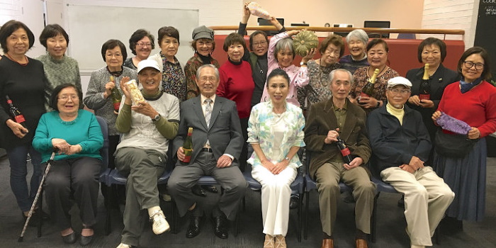 同会会長林さゆりさん(前例中央)とビンゴを楽しんだ会員の皆さん