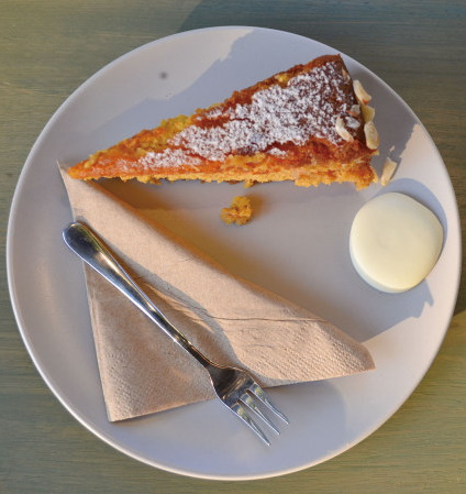 アーモンド・クランベリーのケーキ。爽やかな味がコーヒーとよく合う