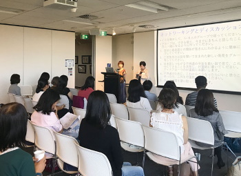 講演を行う三宅和子教授(中央)
