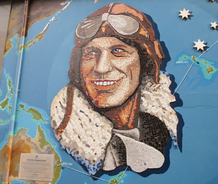 町の中心部にあるチャールズ・キングスフォード・スミス卿の壁画。キングスフォード・スミスは1928年、史上初の航空機による太平洋横断に成功した偉人。この町の他、キングスフォード・スミス空港(シドニー国際空港)の名前の由来となった