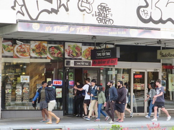 アジア人の若い男女で賑わうキングスフォードの商店街