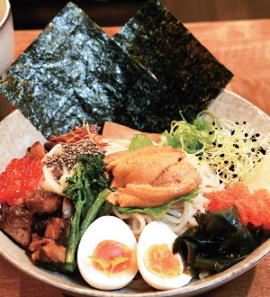 タスマニア産紫ウニを大量に使った「濃厚紫ウニのつけ麺」($50)