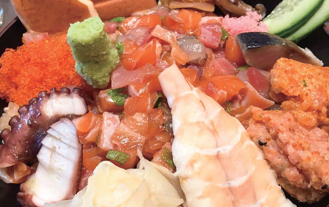 海鮮ばらちらし($27.80 )ランチ・タイムの一押しメニュー、数種類の魚を丼いっぱいに敷き詰めた豪華な一品(数量限定)