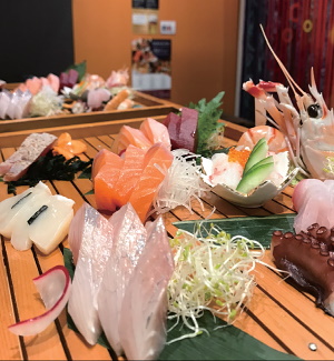 特 選デラックス刺し身($54.80)はバラエティーに富んだ一皿