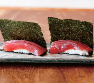 漬けマグロをパリパリの海苔で巻く「つけまぐろ海苔巻」($3.5)
