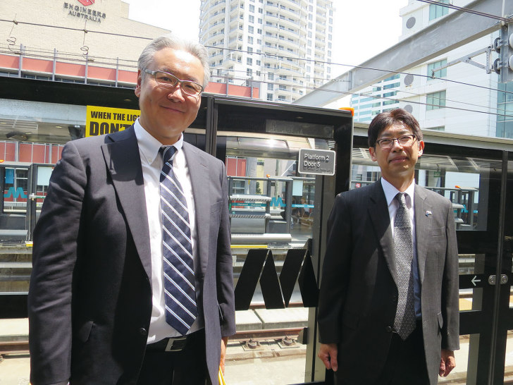 紀谷昌彦・在シドニー日本国総領事(右)と桑田成一・丸紅オーストラリア会社社長=シドニー・メトロ・ノースウェスト線チャッツウッド駅
