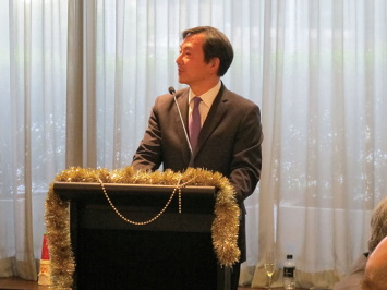 あいさつをする中城英喜・日本人会会長