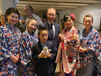 会場にはロバート・コック市議会議員も訪れ、演者と交流した(中央上)