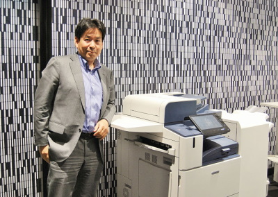 藤後社長と昨年発売した最新のカラー・デジタル複合機