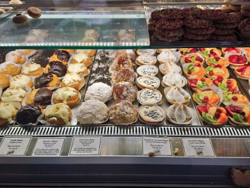 「パスティッチェリア・パパ」(Map②)の店内に並ぶスイーツの数々