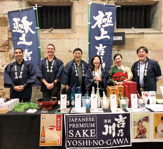 19年10月に開催されたシドニー酒祭りにて(右端が吉乃川の小野さん)