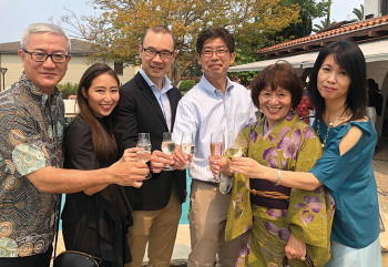 左から、浦崎政美さん(シドニー沖縄県人会会長)、杉江優里香さん(ジャパンファウンデーション・シドニー)、ロバート・コックさん(シドニー市議会議員)、紀谷昌彦・在シドニー日本国総領事、チョーカー和子さん(シドニー日本クラブ)、平野由紀子さん(JCSシドニー山梨県人会の皆さん レインボー・ステイ・プロジェクト代表)