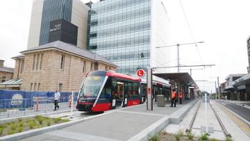 終着のランドウィック駅に停車するライト・レールの車両