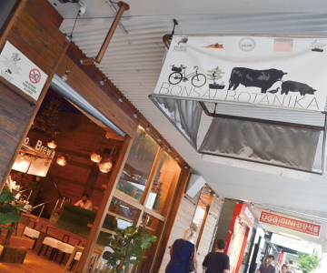 独特な看板のある店内入り口