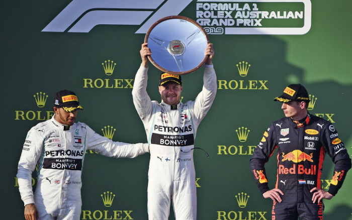 2019年、F1GP表彰台の様子。優勝を手にしたバルテリ・ボッタス(中央)。今季優勝に期待のかかるルイス・ハミルトン(左)。若手有力候補のマックス・フェルスタッペン(右)