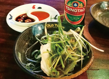 香港料理店「オールド・タウン」(Map④)の蒸しガキのジンジャー・アンド・シャロットと青島ビール