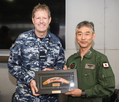 2月7日、シドニー近郊リッチモンド空軍基地で行われた送別会で、航空自衛隊の太田将史1等空佐(右)に記念品を手渡す豪空軍のカール・ニューマン准将(Photo: Commonwealth of Australia, Department of Defence)