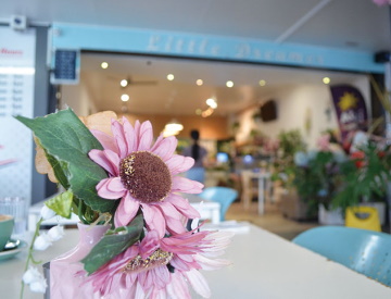 フラワーの飾り付けが店周りから各席まで可愛らしく演出している