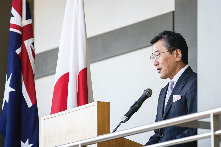 会場の雰囲気を暖めた山上信吾大使のスピーチの様子