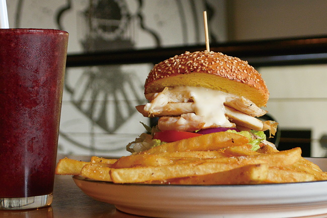 ジューシーなグリル・チキンとアボカドがおいしい「Muscel Beach Burger」
