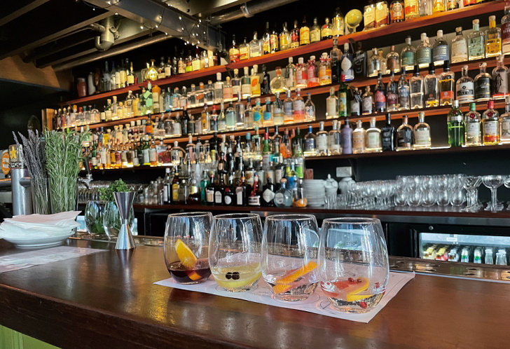 4種のジン・テイスティング(Gin four tasting $35)、Patient Wolf、Bloom、Tiny Bear Gypsy、Hayman‘sSloeが楽しめる