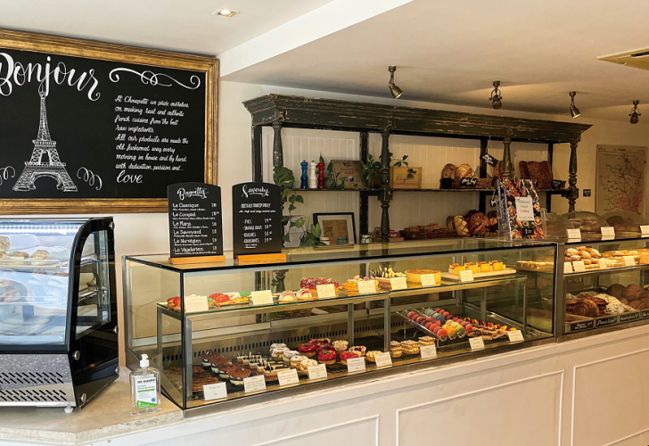 フランスに訪れたような気分を味わえる店内装飾