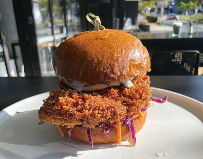 ボリューミーで人気の「地中海チキン・バーガー」