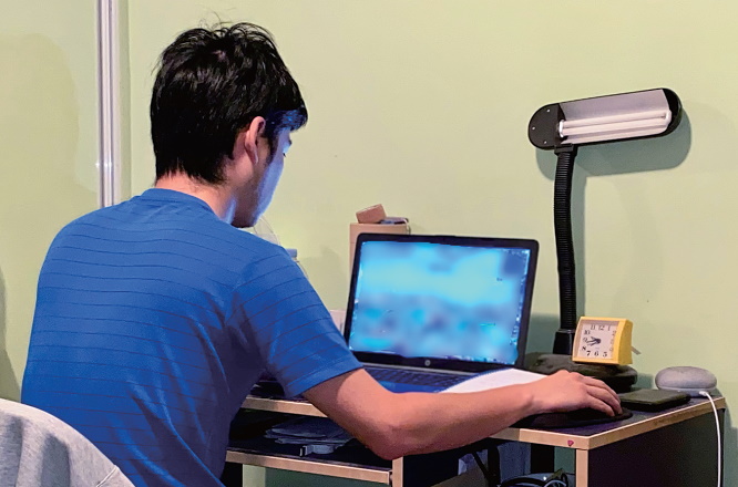 ゲームは主にデスクでマウスとキーボードを使ってプレイ