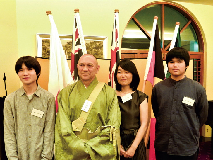 今年6月の在外公館長表彰式典で、妻の陽子さん、2人の息子たちと(写真=本人提供)