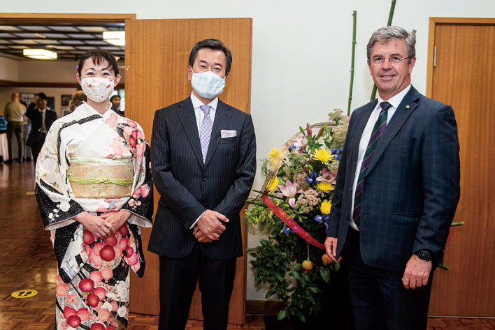ギレスピー豪日議連会長と山上大使夫妻