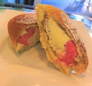 ブロードビーチ店のみ販売の「パニーニ」($8)