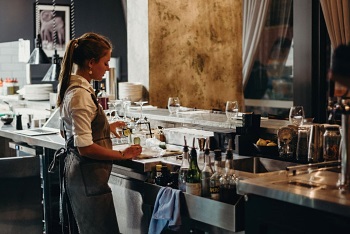 スタッフはお客の好みに合わせて、お薦めの1杯を紹介してくれる(©lalunewineco)