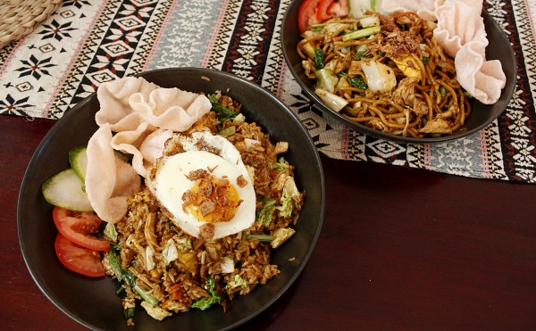 特性ソースで炒めたご飯と半熟の目玉焼きが相性抜群の「ナシゴレン」($13.9)