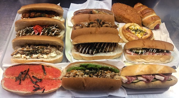 具材がたっぷり詰まった惣菜パン。オプションで具材を追加できるパンもある