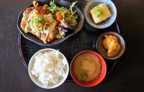 人気の「カツ玉ミディアム・セット」($14.8)は、卵とじゅわっとだしが染みたカツのハーモニーがたまらない一品