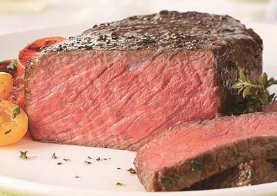 柔らかな赤身のランプ肉ステーキも$10で食べられる