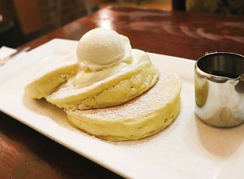 パンケーキ・スタックは、メープル・シロップとの組み合わせでボリューム満点の一品