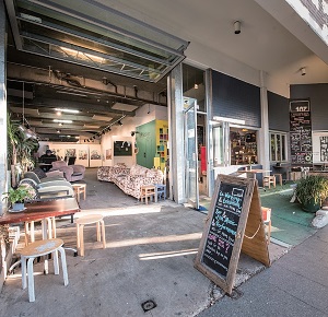 道路に面してギャラリー、カフェがあるので入りやすい ©Rhiannon Hopley