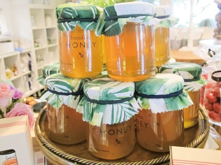 自家製蜂蜜は店内で購入可能
