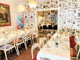 お洒落な内装の「Bumbles Cafe」