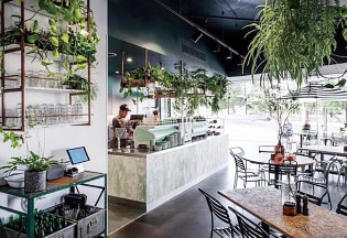 植物が溢れる店内