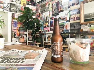 瓶で販売されているアイス・ラテと店の内装