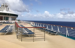 広大な海を眺めながらデッキ・チェアで昼寝ができるのもクルーズならでは